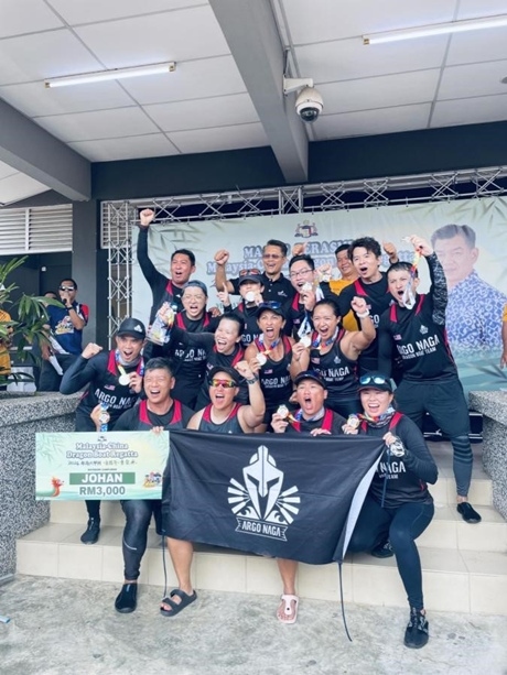 全體隊員歡慶取得混合組冠軍。組委會供圖