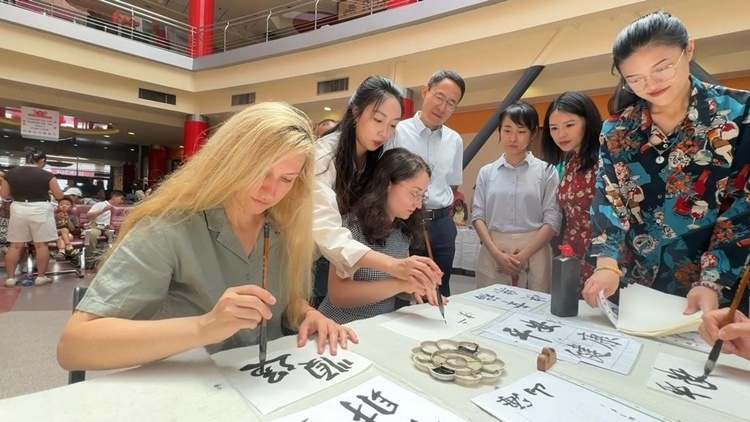 羅馬尼亞友人在活動現場學寫漢字。中國駐羅馬尼亞大使館領僑處供圖