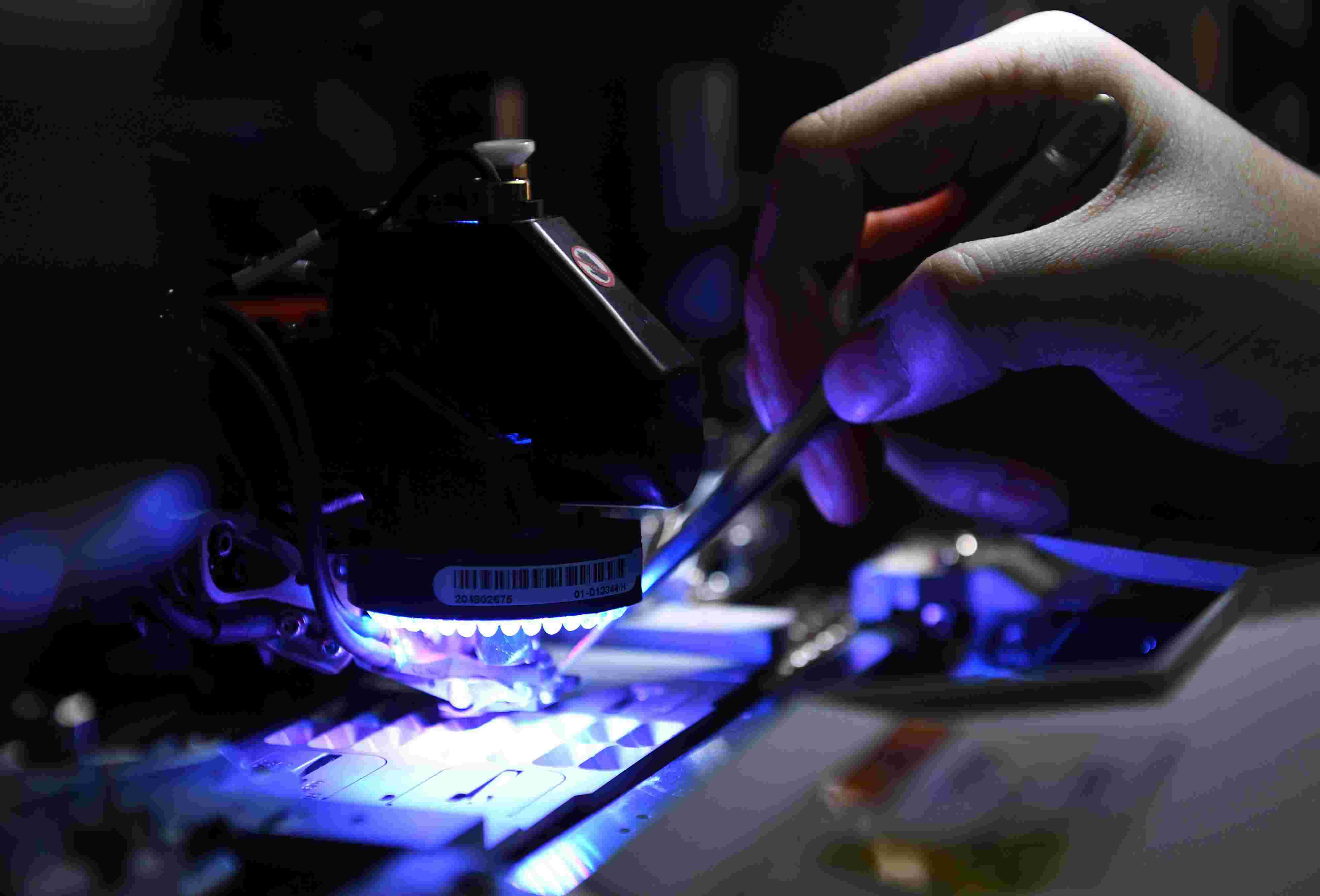 2021年4月24日，安徽馬鞍山，在經(jīng)開(kāi)區(qū)安徽省東科半導(dǎo)體有限公司生產(chǎn)線上，工人正在生產(chǎn)芯片。