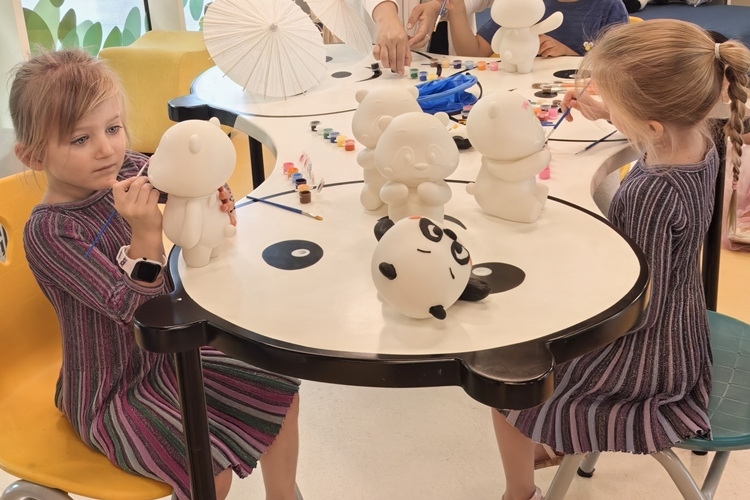 卡塔爾當(dāng)?shù)貎和瘏⑴c彩繪熊貓活動。四川省文旅廳供圖