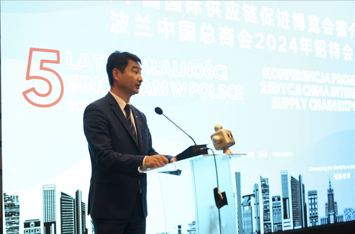 波蘭中國總商會會長胡新元致辭。