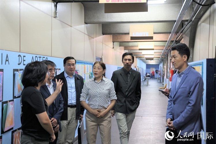 中國駐里約總領館商務參贊敬艷輝（右一）等嘉賓在里約孔院中方院長孫艷萍（左一）帶領下，參觀薩繆爾·韋納公立學校的中文教室，了解該校中文教學軟硬件設施。人民網(wǎng)記者 時元皓攝