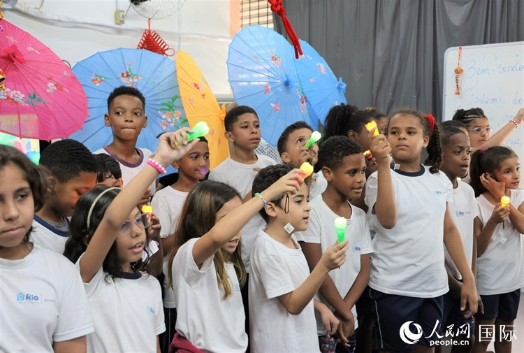 端午節(jié)活動在里約薩繆爾·韋納公立學校舉辦，該校師生合唱中文歌曲。 人民網(wǎng)記者 時元皓攝