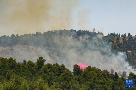 6月12日，以色列北部加利利地區(qū)遭受火箭彈襲擊后冒出滾滾濃煙。新華社發(fā)（阿亞爾·馬戈林攝/基尼圖片社）