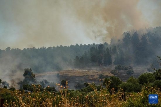  6月12日，以色列北部加利利地區(qū)遭受火箭彈襲擊后冒出滾滾濃煙。新華社發(fā)（阿亞爾·馬戈林攝/基尼圖片社）