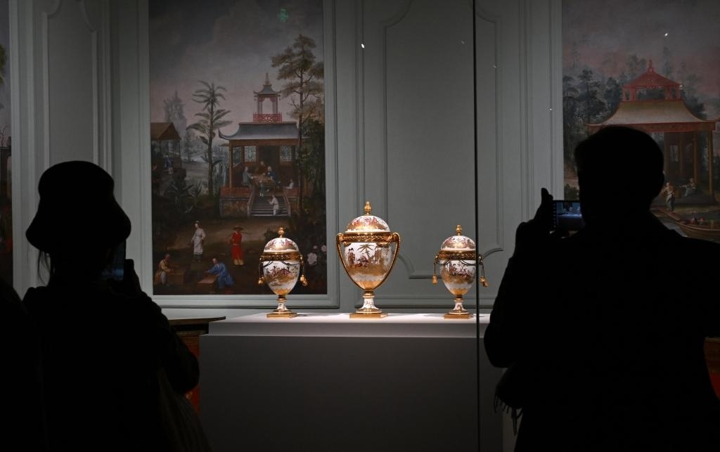 4月1日，觀眾在北京故宮參觀“紫禁城與凡爾賽宮——17、18世紀(jì)的中法交往”展覽。新華社記者金良快攝