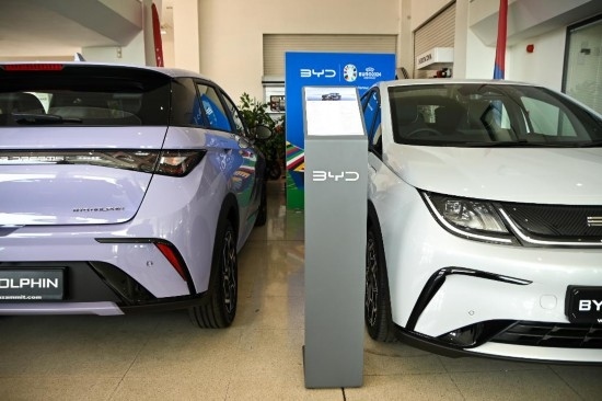 這是5月29日在馬耳他比爾基卡拉拍攝的展示廳里的比亞迪純電動(dòng)汽車。新華社發(fā)（喬納森·博格 攝）