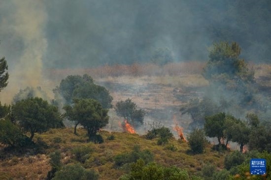6月12日，以色列北部加利利地區(qū)遭受火箭彈襲擊后冒出滾滾濃煙。新華社發(fā)（阿亞爾·馬戈林攝/基尼圖片社）