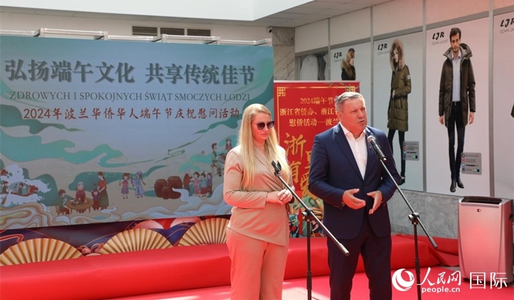 皮耶霍欽斯基（右）在活動(dòng)上致辭。人民網(wǎng)記者 李增偉攝