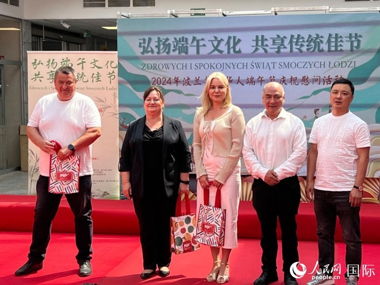 向波蘭友人發(fā)放端午節(jié)慰問品。人民網(wǎng)記者 李增偉攝