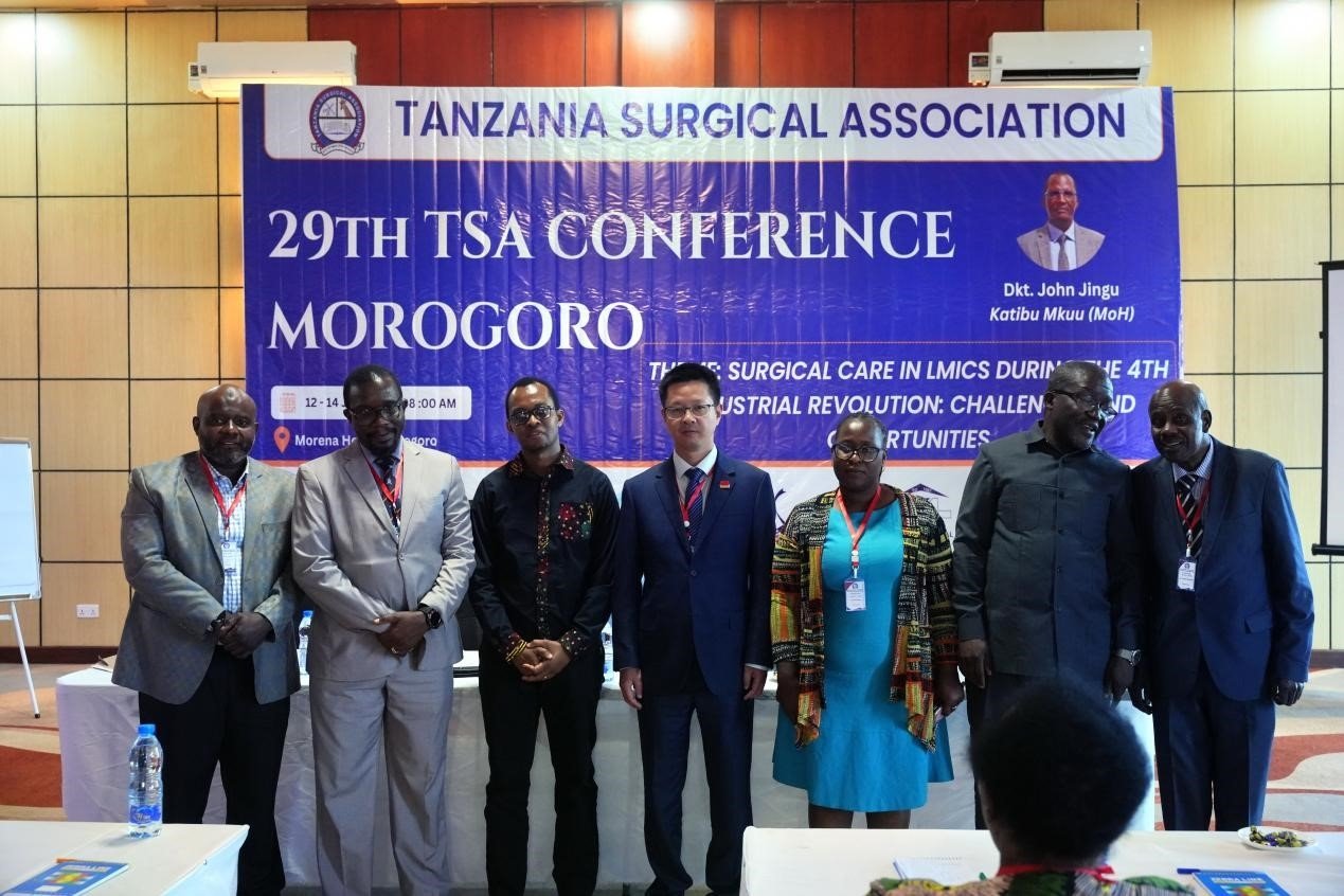 醫(yī)療隊(duì)隊(duì)長蔣國慶與大會主席團(tuán)合影