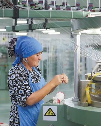 在針織毛坯車間，當(dāng)?shù)毓と苏诮泳€。胡澤曦?cái)z