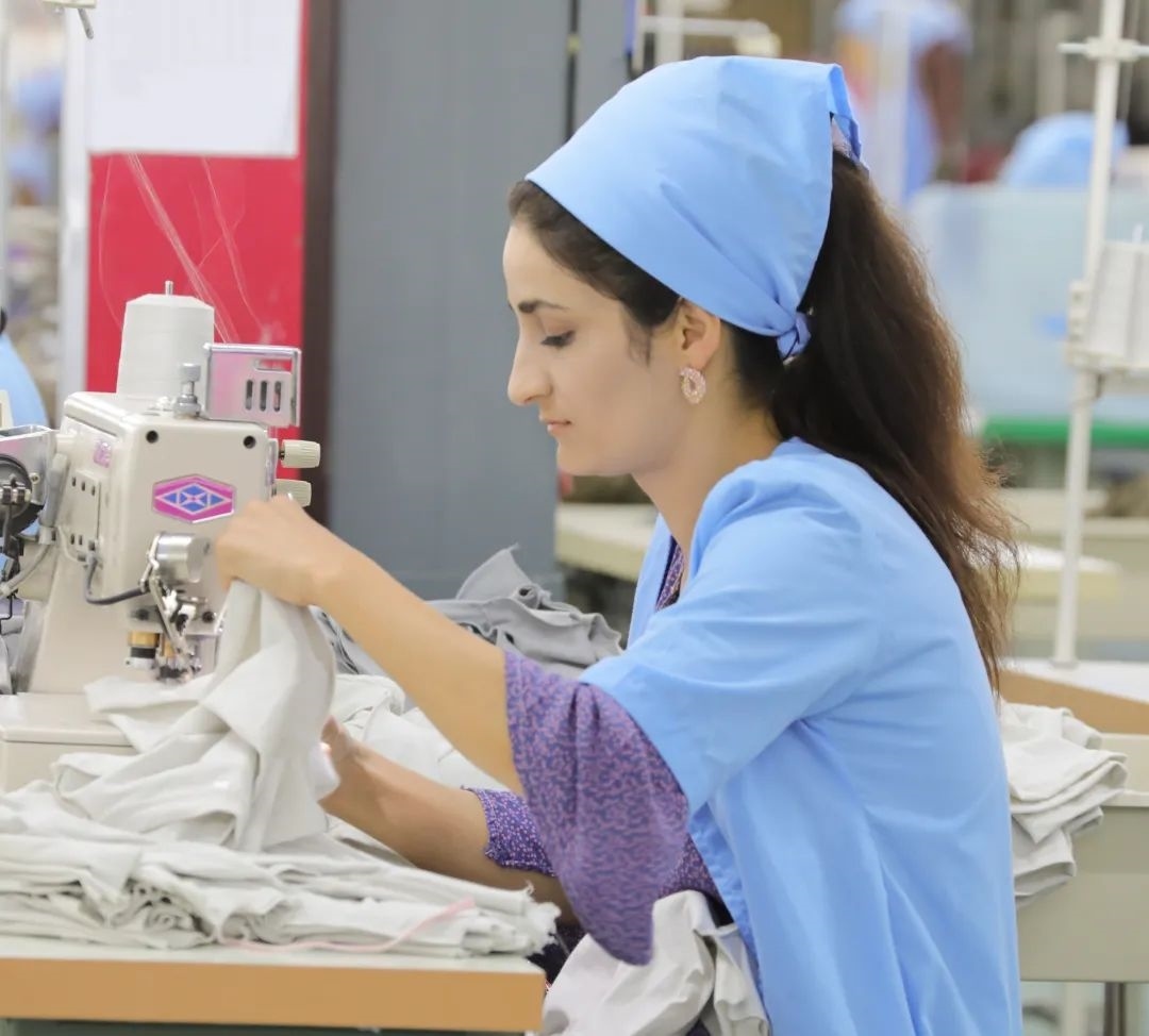 當(dāng)?shù)毓と苏谶M(jìn)行成衣縫紉。胡澤曦?cái)z