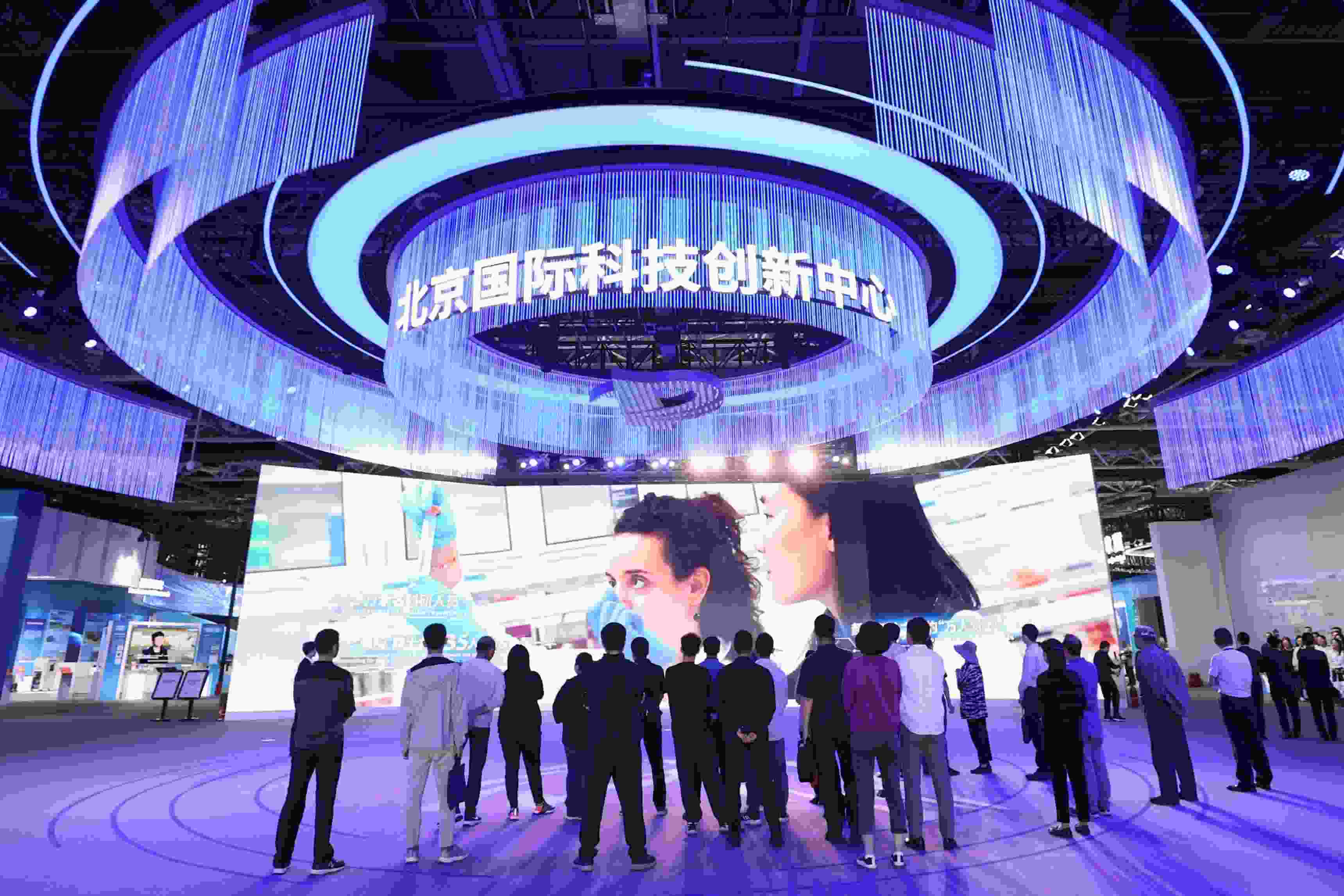 △2024年5月11日，觀眾在中關(guān)村展示中心觀看科技創(chuàng)新宣傳片。