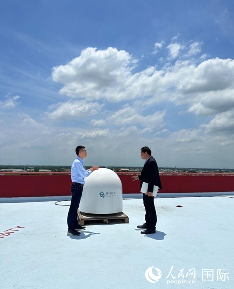 中泰兩國技術(shù)人員交流低軌寬帶衛(wèi)星互聯(lián)網(wǎng)運(yùn)行情況。人民網(wǎng)記者 簡(jiǎn)承淵攝