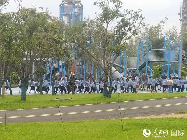 當(dāng)?shù)貎和诠珗@做游戲。人民網(wǎng)記者 黃培昭攝