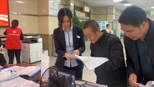 成都市溫江區(qū)市場(chǎng)監(jiān)管局為群眾提供“個(gè)轉(zhuǎn)企”登記幫辦服務(wù)。成都市市場(chǎng)監(jiān)管局供圖