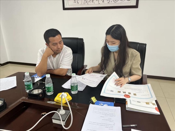 成都市溫江區(qū)市場(chǎng)監(jiān)管局在區(qū)農(nóng)副產(chǎn)品流通交易中心為商戶上門辦理“個(gè)轉(zhuǎn)企”登記。成都市市場(chǎng)監(jiān)管局供圖