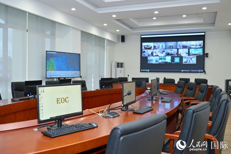 援緬甸國(guó)家疾控中心應(yīng)急指揮中心內(nèi)。人民網(wǎng)記者 謝佳君攝