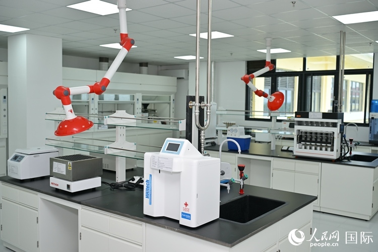 援緬甸國(guó)家疾控中心實(shí)驗(yàn)室內(nèi)。人民網(wǎng)記者 謝佳君攝