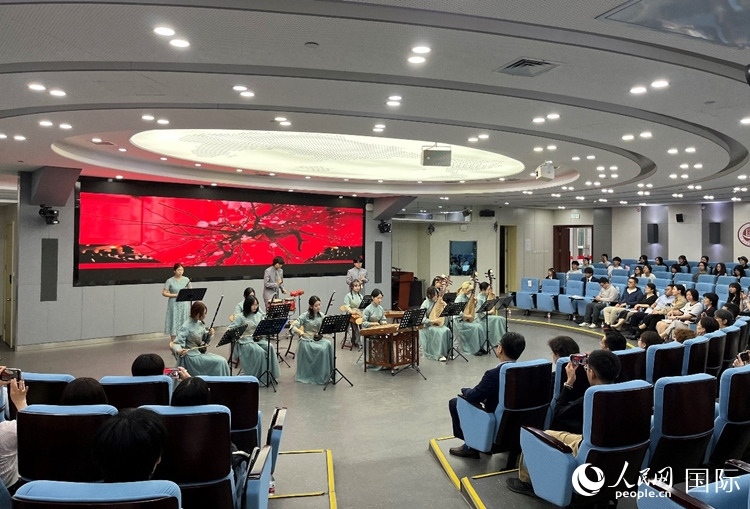 北京第二外國語學(xué)院學(xué)生帶來民樂表演。人民網(wǎng)記者 陳思攝