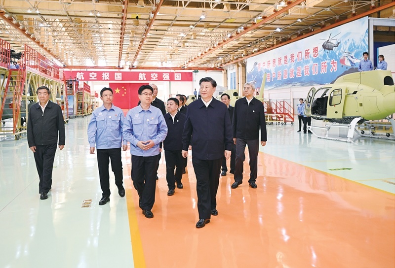 2023年10月10日至13日，中共中央總書記、國家主席、中央軍委主席習(xí)近平在江西考察。這是11日上午，習(xí)近平在景德鎮(zhèn)市昌河飛機(jī)工業(yè)（集團(tuán)）有限公司考察。 新華社記者 燕雁/攝