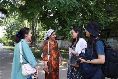 人民日報記者和塔方記者在進(jìn)行交流。顏歡攝