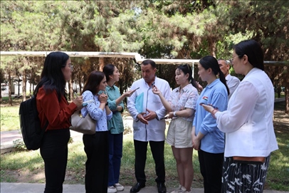 聯(lián)合采訪團(tuán)隊(duì)在采訪塔吉克斯坦中央眼科醫(yī)院副院長馬爾索羅夫·薩爾杜洛。胡澤曦攝