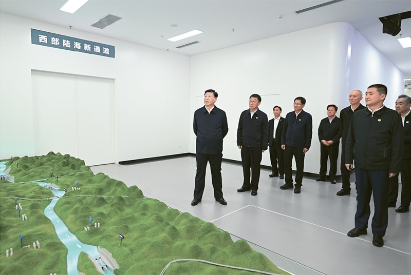 2023年12月14日至15日，中共中央總書記、國家主席、中央軍委主席習(xí)近平在廣西考察。這是14日上午，習(xí)近平在南寧市考察中國—東盟信息港股份有限公司，結(jié)合平陸運(yùn)河沙盤聽取西部陸海新通道骨干工程建設(shè)匯報(bào)。 新華社記者 謝環(huán)馳/攝