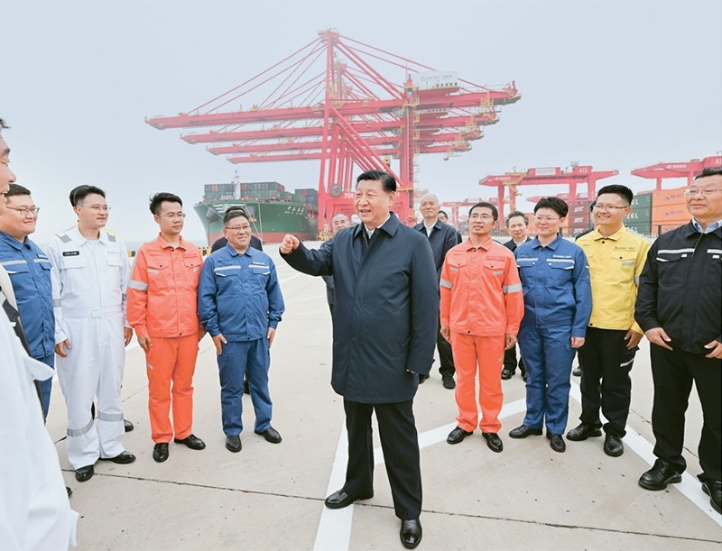 2024年5月22日至24日，中共中央總書記、國家主席、中央軍委主席習(xí)近平在山東考察。這是22日下午，習(xí)近平在日照港親切慰問港口科技工作者、運(yùn)營人員、航運(yùn)人員。 新華社記者 謝環(huán)馳/攝