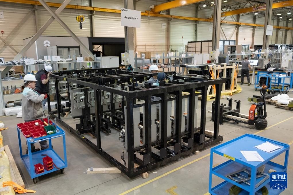 2024年1月26日，在匈牙利比奧托爾巴吉，員工在蔚來能源歐洲工廠工作。新華社發(fā)（弗爾季·奧蒂洛 攝）