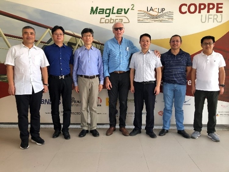 實(shí)驗(yàn)室建設(shè)團(tuán)隊(duì)主要負(fù)責(zé)人與巴西里約熱內(nèi)盧聯(lián)邦大學(xué)交流。西南交通大學(xué)供圖