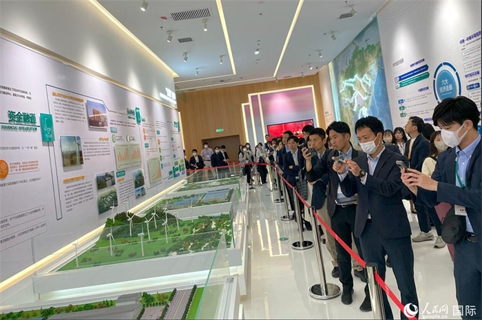 日本創(chuàng)價(jià)學(xué)會(huì)青年代表團(tuán)在烏魯木齊市文化中心規(guī)劃館參觀。人民網(wǎng)記者 張麗婭攝