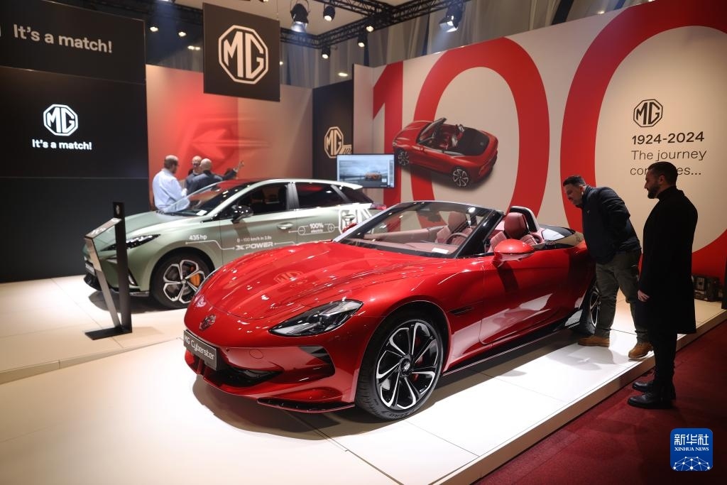 2024年1月17日，人們在比利時布魯塞爾舉辦的2024布魯塞爾汽車展上參觀上汽名爵電動汽車。新華社記者 趙丁喆 攝