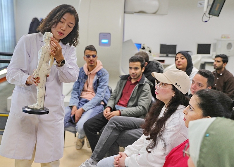 2023年4月19日，河北省秦皇島市中醫(yī)醫(yī)院醫(yī)務(wù)工作者為燕山大學(xué)外國留學(xué)生講解中醫(yī)經(jīng)絡(luò)知識。