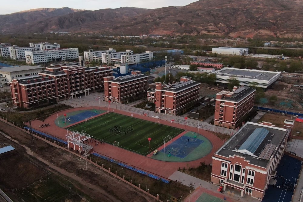 這是果洛西寧民族中學(xué)（2021年4月28日攝，無(wú)人機(jī)照片）。