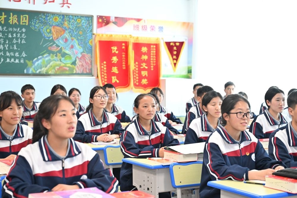 2024年6月18日，果洛西寧民族中學(xué)學(xué)生在上課。