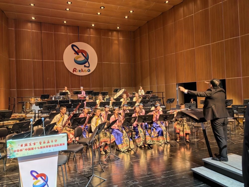 5月4日，來(lái)自果洛西寧民族中學(xué)的果洛州青少年管樂(lè)團(tuán)在山東省日照市演出。