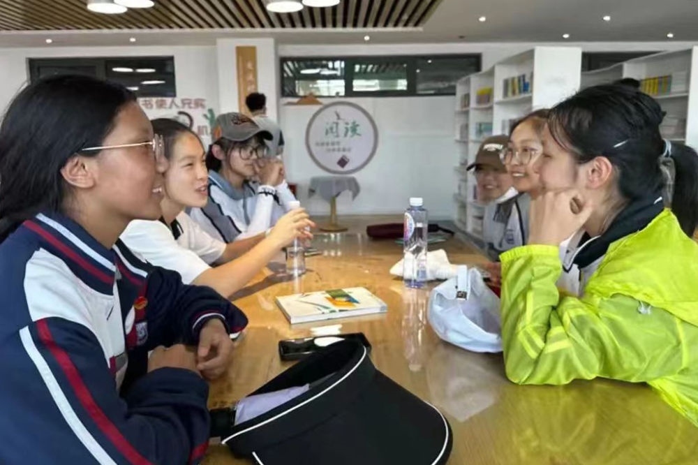 2023年7月10日，在果洛西寧民族中學(xué)，上海市大同中學(xué)學(xué)生（右）與果洛西寧民族中學(xué)學(xué)生交流。新華社發(fā)（果洛州教育局供圖）