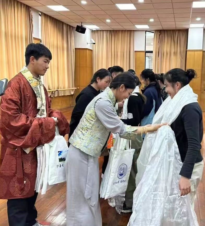 2024年1月18日，在上海市大同中學(xué)，果洛西寧民族中學(xué)學(xué)生給上海大同中學(xué)師生獻(xiàn)哈達(dá)。新華社發(fā)（果洛州教育局供圖）