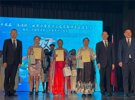 李旭東教育參贊（左一）與赴華參賽選手等合影留念。（圖片來源：孔子課堂）