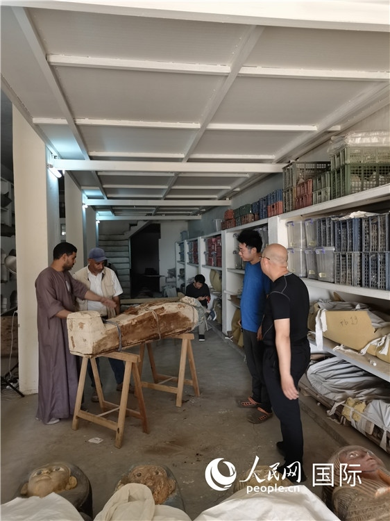 圖為中埃薩卡拉新出土文物數字化調查與研究項目團隊在工作現場。