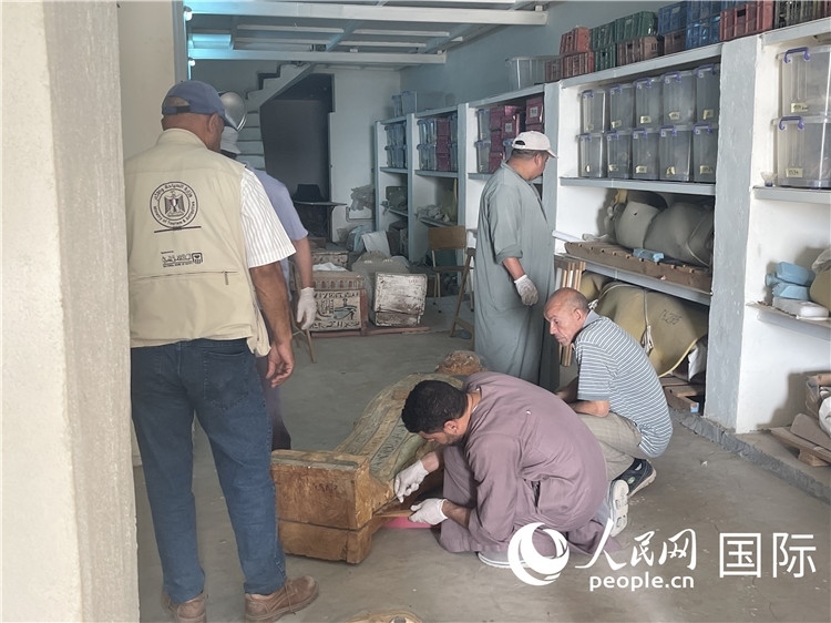 圖為中埃薩卡拉新出土文物數字化調查與研究項目團隊在工作現場。薛江攝