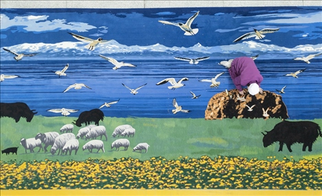 在青海省西寧市圣源地毯集團(tuán)有限公司生產(chǎn)車間，操作工檢查毯面、拔花刺（2023年2月4日攝）。新華社記者 才揚(yáng) 攝