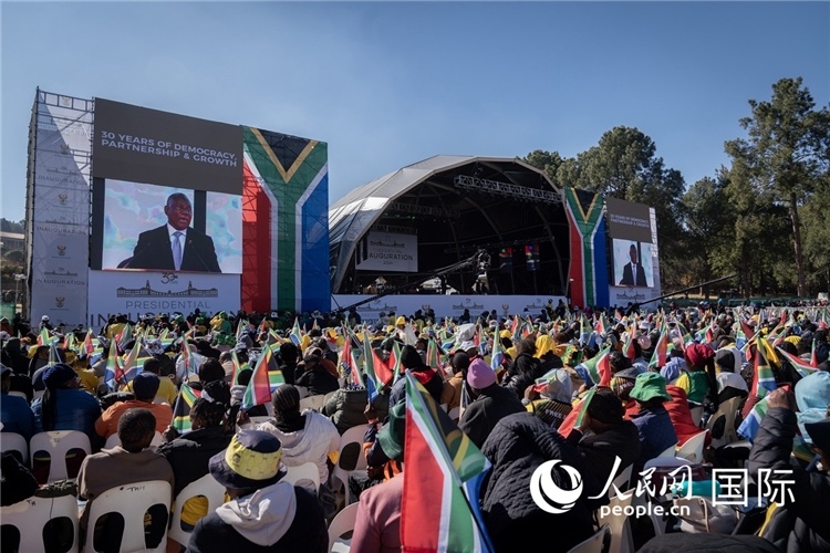 南非民眾觀看拉馬福薩總統(tǒng)就職演說。 人民日報非洲中心分社 希拉茲·莫林攝