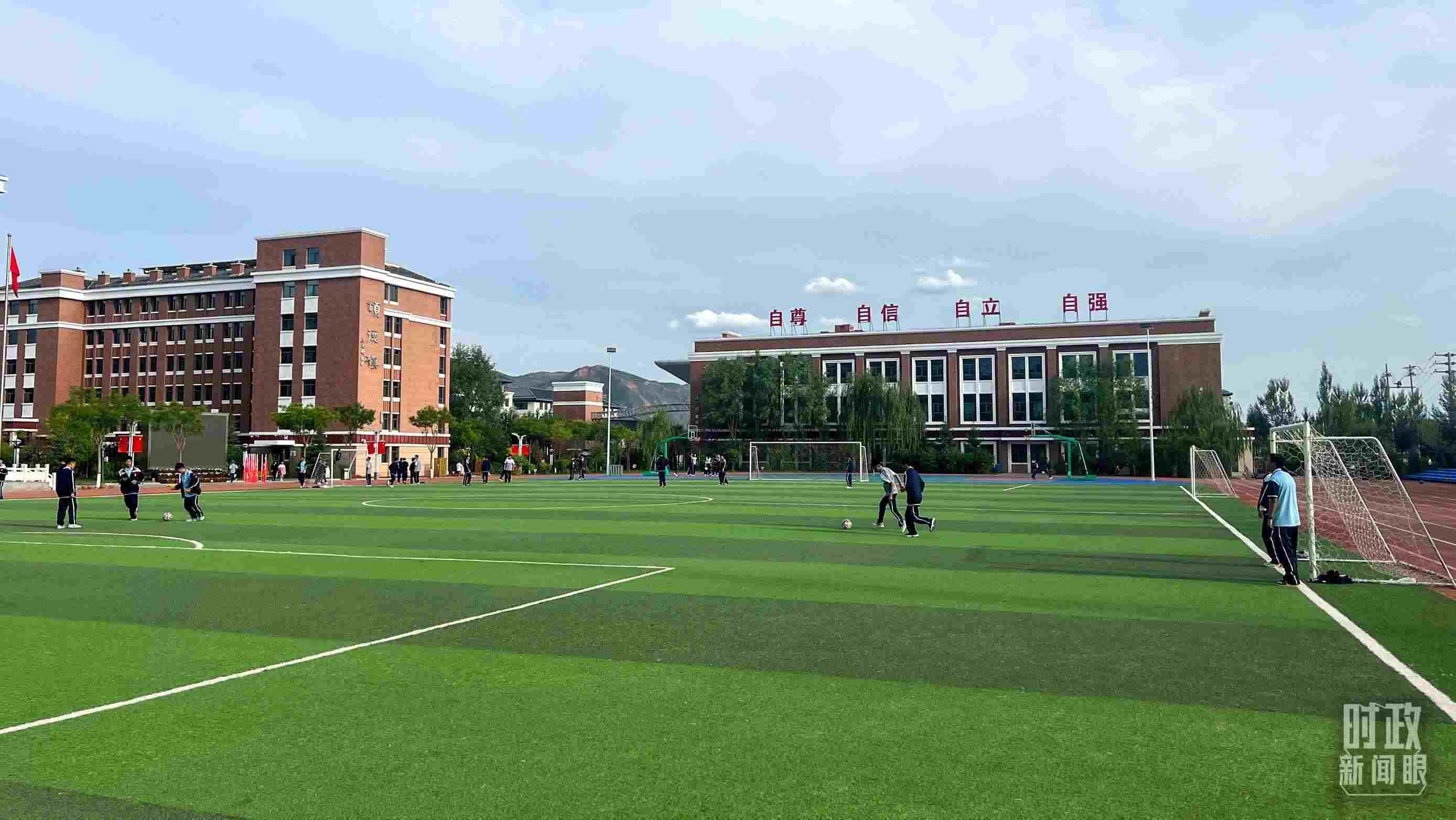 △果洛西寧民族中學(xué)。（總臺央視記者楊波、楊新禹拍攝）