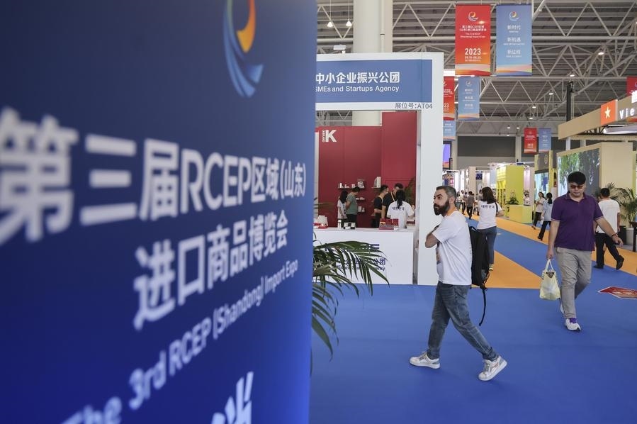 2023年8月18日，人們在第三屆RCEP區(qū)域（山東）進口商品博覽會上參觀。新華社發(fā)（許傳寶 攝）