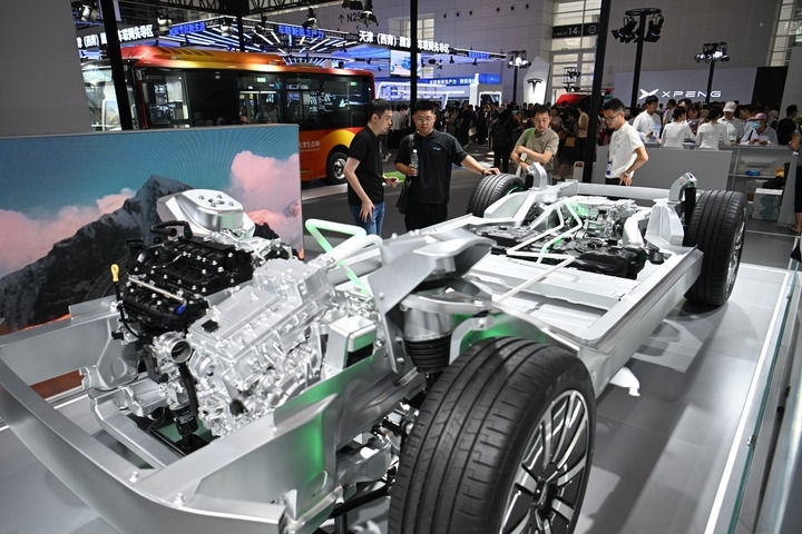 這是在博覽會現(xiàn)場拍攝的一款智能網(wǎng)聯(lián)汽車平臺架構(gòu)（6月20日攝）。新華社記者 孫凡越 攝
