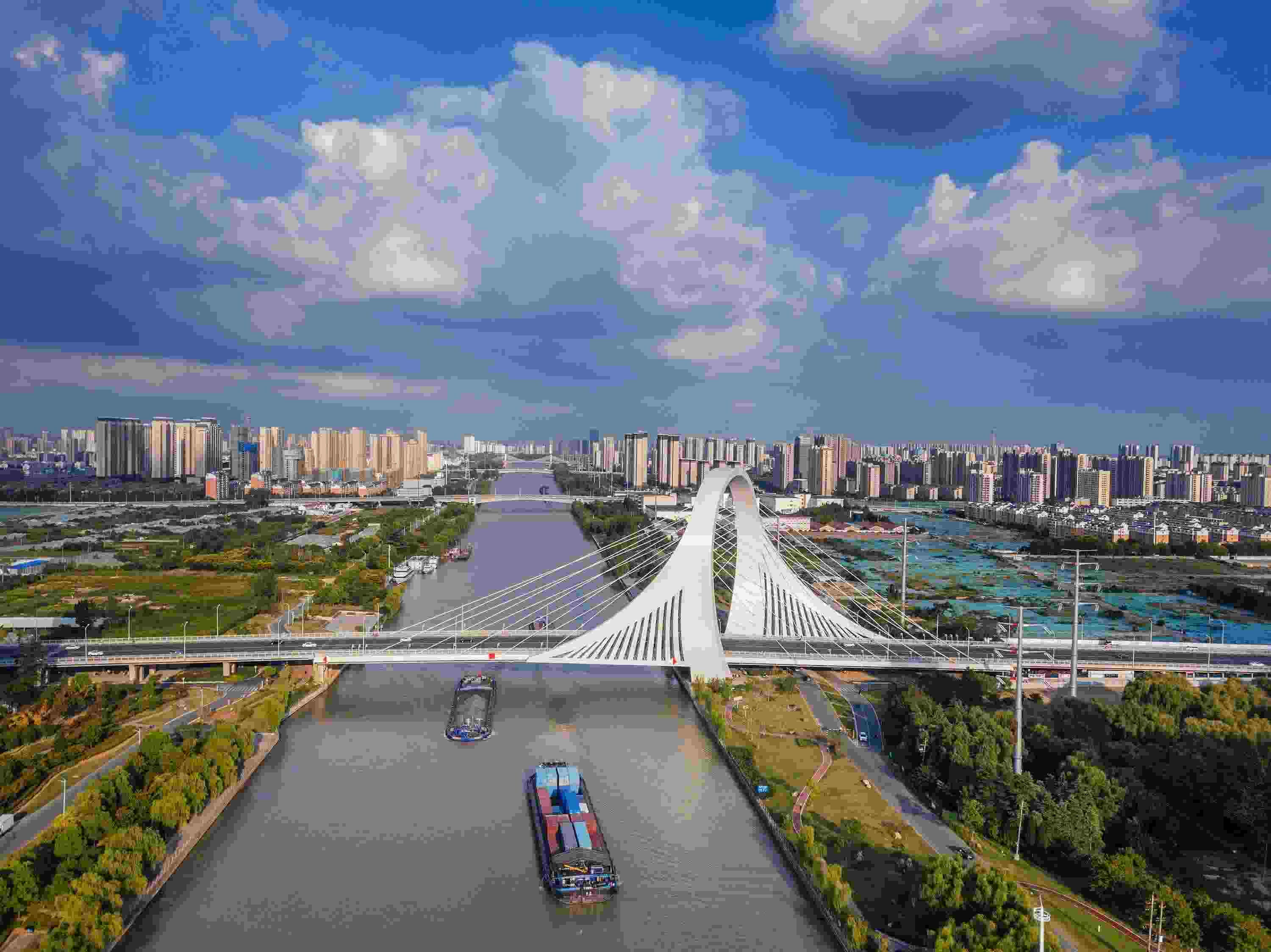 2022年9月12日，幾艘船舶行駛在江蘇淮安運(yùn)河大橋附近。