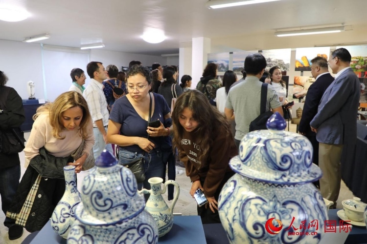 在展覽現(xiàn)場，觀眾們駐足欣賞德化瓷和墨西哥彩瓷。人民網(wǎng) 埃內(nèi)斯托·多明戈斯攝